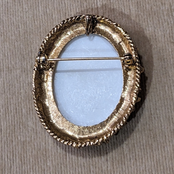 HAND PAINTED LADY BROOCH - Picture 3 of 3